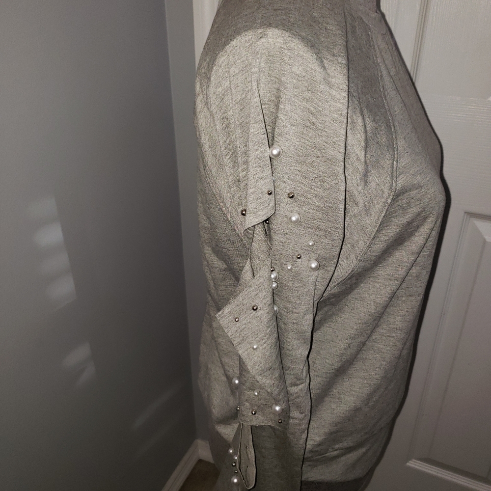 Gray Cut Out Sleeve Shirt/ Pearls and Studs - Picture 5 of 7